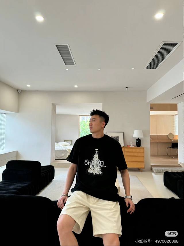 Chane*香奈儿25S新款潮牌T恤.男女同款！限量发售～融合经典.色系色彩丰富.集经典与时髦一体.呈现不一样的大牌新感官.定制 G高密度40支双股光柔棉面料.