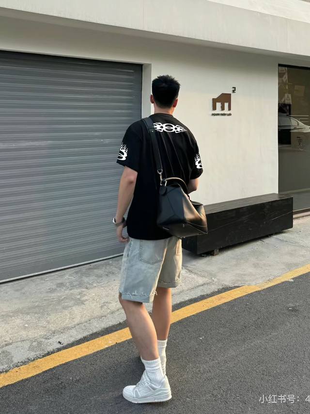 Balenciag*巴黎25S新款圆领T恤.潮牌T恤！男女同款～不同工艺呈现不一样的视觉感受，双面图形设计.层层有玄机.非常帅的轮廓将纽约式的率性不羁融入设计之