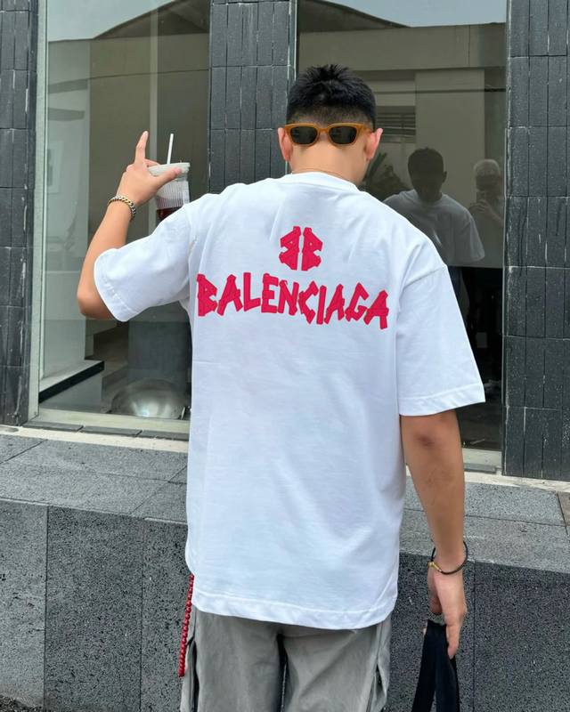 Balenciag*巴黎世*25S新款T恤.男女同款推荐！采用新品 G纯棉面料，柔软舒适.透气吸汗.上身舒适.轻松驾驭......胸前采用撞色色彩搭配设计.高温