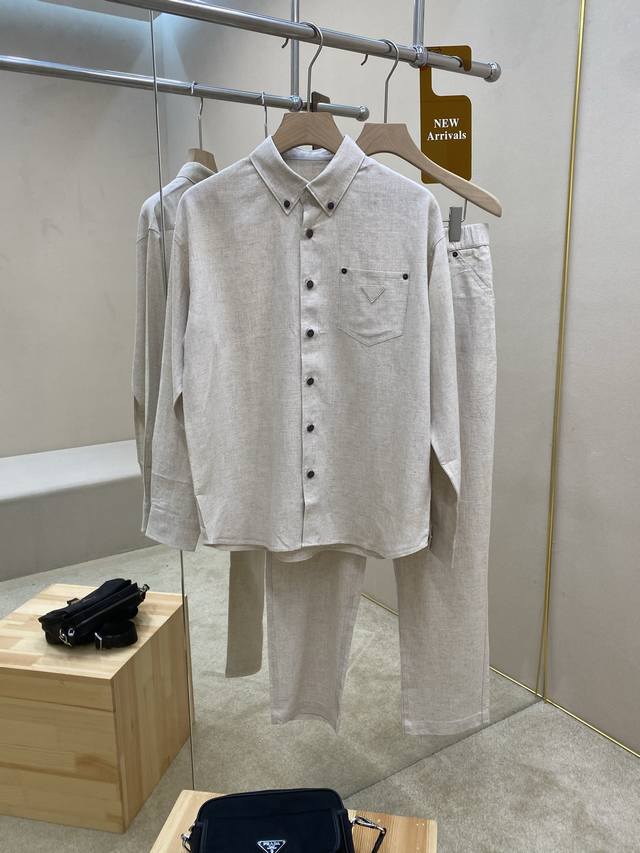 主推衣服 裤子 Prade25Ss新款织物三角形微标，70%天丝，30%亚麻套装，这款衬衣长裤采用70%天丝，30%亚麻面料制作而成，原版1:1开发，衬衣柔软细