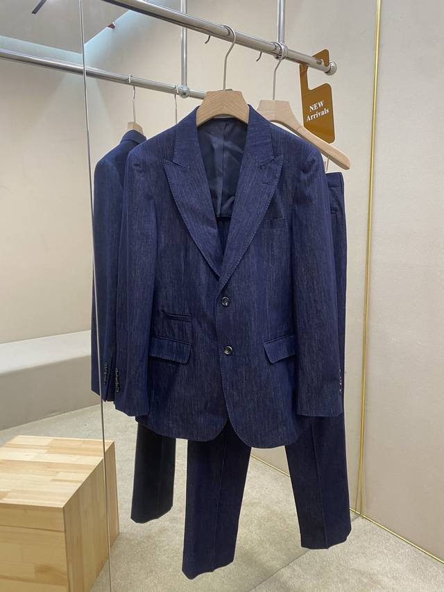 主推衣服 裤子 Bc新款牛仔蓝西服套装，这款西服套装采用100%牛仔棉面料制作而成，原版1:1开发定做而成，西装夹克贴胸，肩部略显突出，裤子髋部和裤管常规尺寸裁