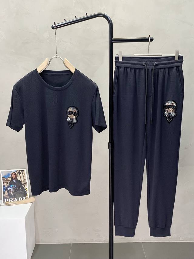 Xy 。Fendi芬迪独家专供春夏爆款男士短袖套装。潮人必备单品。高级 进口华夫面料，超级柔软舒适，质感超赞。上身时尚有型，做工精雕细琢。立体剪裁视觉效果超强。