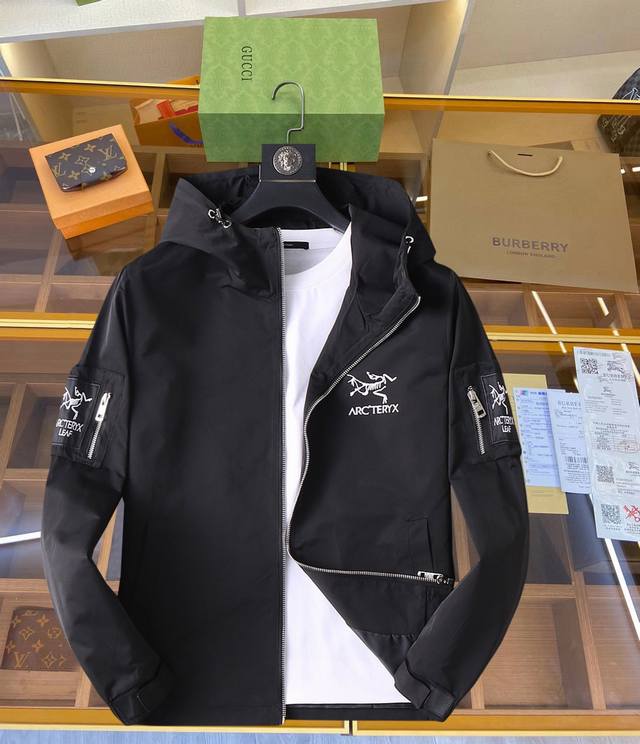 始祖鸟 官网同款，三标齐全，提前发售 2025Ss春季新款男士夹克外套， 原单三标齐全高端版本 专柜定制面料 透气舒适度高，细节无可挑剔，品牌元素设计理念，体现