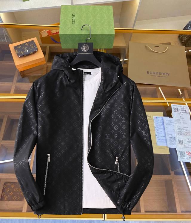 Lv 官网同款，三标齐全，提前发售 2025Ss春季新款男士夹克外套，双面穿原单三标齐全高端版本 专柜定制面料 透气舒适度高，细节无可挑剔，品牌元素设计理念，体