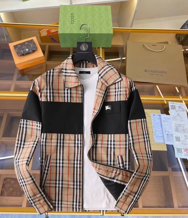 巴宝莉 官网同款，三标齐全，提前发售 2025Ss春季新款男士夹克外套，双面穿原单三标齐全高端版本 专柜定制面料 透气舒适度高，细节无可挑剔，品牌元素设计理念，