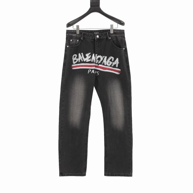 款号Y830 Balenciaga 巴黎世家 涂鸦可乐印花水洗牛仔裤面料经纬纱采用巴基斯坦的巴纱棉 使用7*7赛络纺定织定染的丹宁布 面料厚实且柔软富有韧性 穿