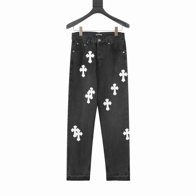 款号Y827Chromehearts 克罗心 经典皮标十字架牛仔长裤成裤后做重度酵素石磨漂洗，每条水洗均有所不同，重度水洗工艺，暗藏玄机的细节非常多，这次主推的