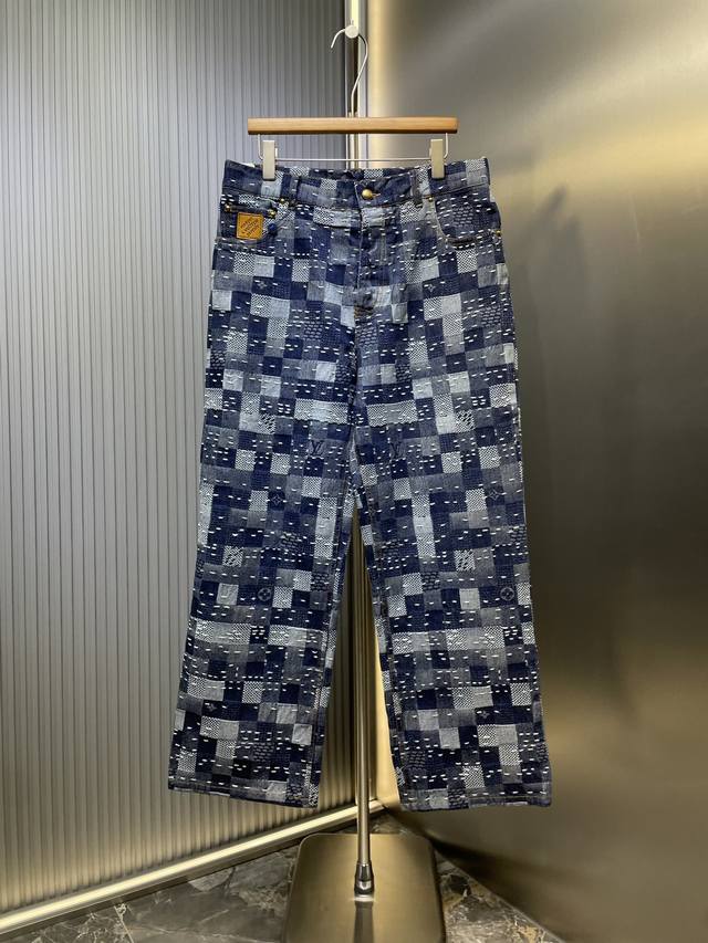 Lv 顶级原单 牛仔格纹绣线本款滑板出自 Pharrell Wiliams 与 Nigo 联袂呈献的 2025秋冬系列，为 Damier格纹融入品牌经典元素，以