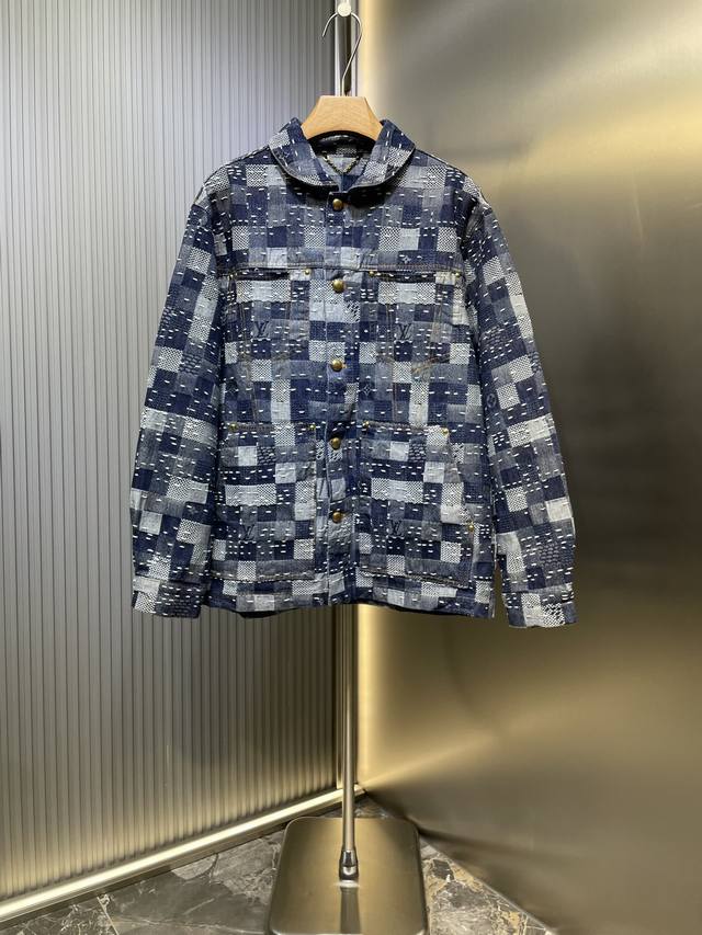 Lv 顶级原单 25Ss新款牛仔束腰夹克出自 Pharrell Williams 与 Nigo 联袂创作的 2025 秋冬系列，以拼接效果 Damier 提花织