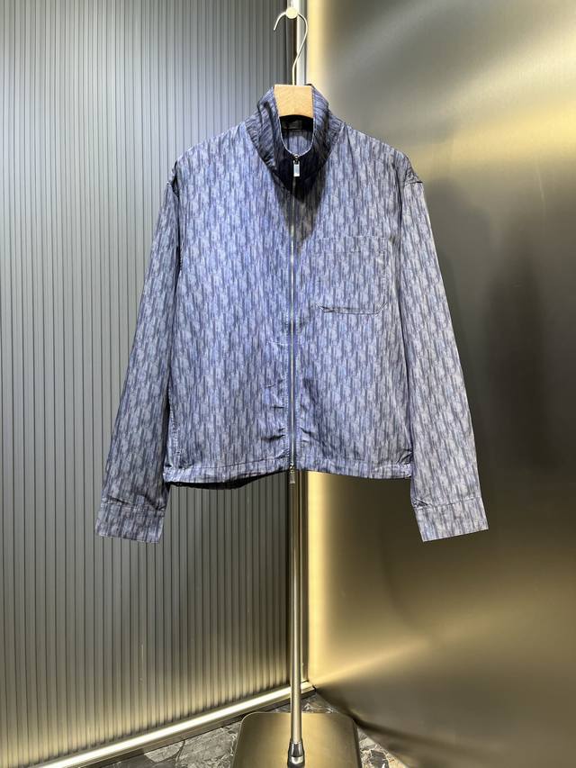 Dior 顶级原单 Cd 蓝色科技印花拉链衬衫这款拉链衬衫饰以 Dior经典的 Oblique 印花。采用蓝色科技面料精心制作，运动风格版型搭配胸前贴袋和抽绳底
