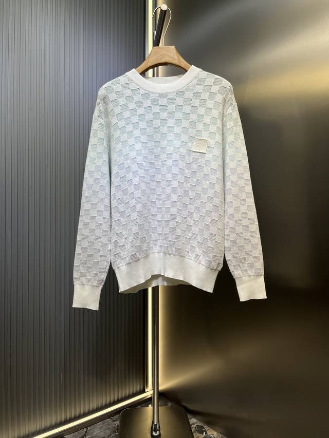Louis Vuitton 顶级原单 棋盘格渐变提花毛衣面料：采用80棉，20羊毛混纺毛料。工艺：底部采用多色相嵌织法，面部进口机织成镂空棋盘格图案，同时呈现出