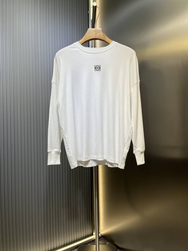 Loewe 顶级原单 高弹螺纹刺绣打底衫面料：采用60支高弹1*1双面螺纹。面料经面普洗后减少二次缩水，保持出厂原版型。工艺：刺绣采用平面立体刺绣。高密度刺绣针
