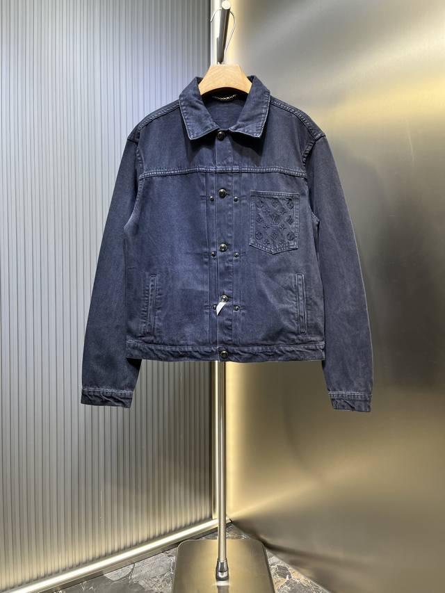 Louis Vuitton 顶级原单 牛仔卡车夹克定制臻品纯棉厚织丹宁布 质感细腻 舒适贴肤 以一抹深邃的蓝 沉稳又大气 胸前精致的Lv Monogram刺绣图