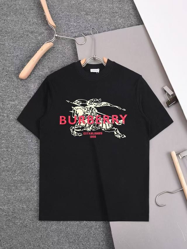 新款上架 2025Ss 新款巴宝莉双重工艺T恤，简约时尚精致，色彩搭配舒适， 定织定染纯棉洗水面料250克重左右，亲肤细腻柔软， 男女同款 颜色：黑 白 粉色尺
