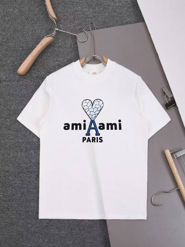 新款上架 2025Ss 新款Ami双重工艺T恤，简约时尚精致，色彩搭配舒适， 定织定染纯棉洗水面料250克重左右，亲肤细腻柔软， 男女同款 颜色：黑 白 粉色尺