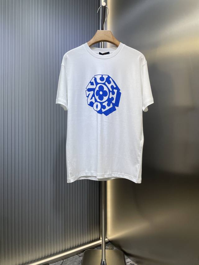 Louvitlon Flower 顶级原单 Lv 印花T恤本款T恤出自2025 秋冬时装秀，以莹泽丝棉混纺为休闲廓形注入华美格调。醒目 Vitlon Flowe