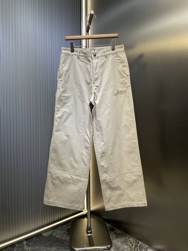 Dior 迪奥 顶级原单 25Ss新款工装牛仔裤以休闲剪裁重新诠释工装风格。采用海军蓝色棉质牛仔布精心制作，正面点缀以 Icon 刺绣，侧口袋饰以新潮 缉面线，