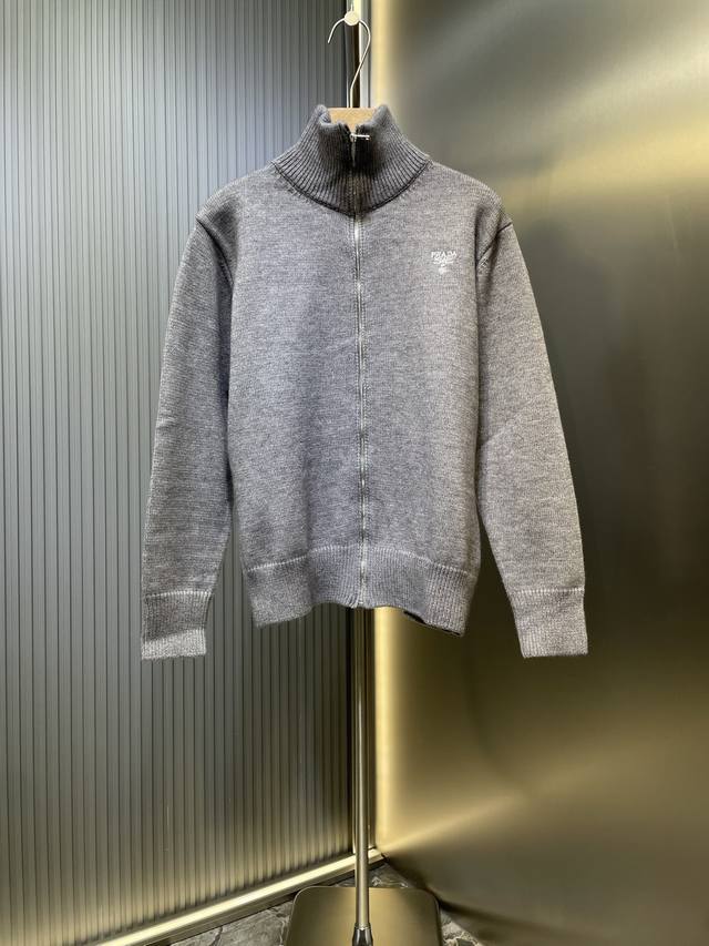 Prada 顶级原单 羊毛刺绣拉链开衫面料：面料采用美丽奴羊毛面料，羊毛成份为80%，20%棉，该款采用高含量羊毛成份织成，织法采用德国进口12针数织出，高密度