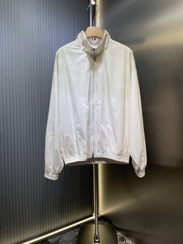 Acne Studios 顶级原单 撞色徽标拉链夹克定制幻光雅棉细织绸 柔软丝滑 舒适贴肤 以泛黄的米白为色调 那不经意间晕染的做旧效果 邂逅复古情怀载体 幅饰