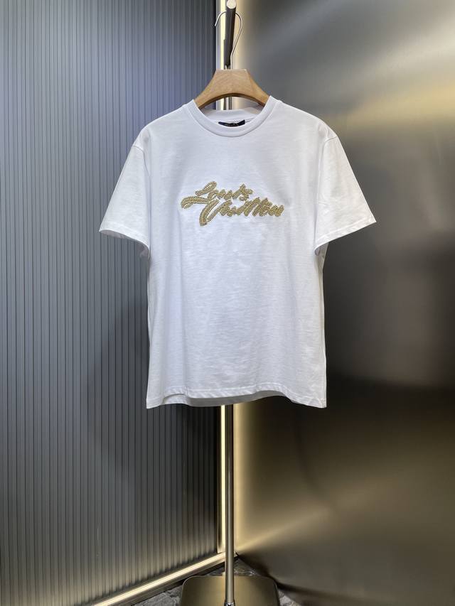 Louis Vuitton 顶级原单 拉菲草刺绣短袖面料：采用32支双纱精梳棉，新疆小棉定织版螺纹搭配1*1索罗纳，同缸配定染配套。工艺：刺绣采用定染原版同色拉