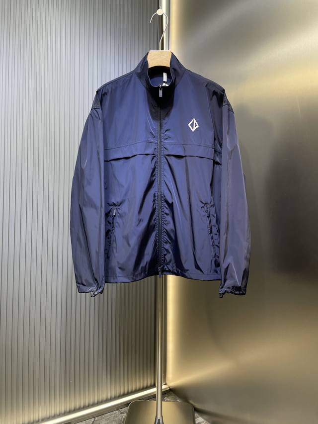 Dior Diamond 顶级原单 标志拉链夹克定制智感机能科技绸 轻盈坚韧 垂感爽滑 舒适贴肤 以一抹深邃的蓝 沉稳且富有内涵 奠定了百搭的基调 前幅Dior
