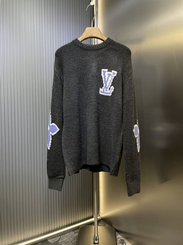 Louis Vuitton 顶级原单 嵌花羊毛圆领毛衣面料：采用定织定染绵羊毛85 棉%15工艺：特殊水洗工艺非常酥软亲肤，7针织工，衣服Logo处嵌花的粗细每