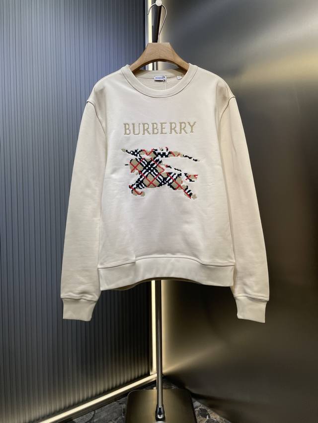Burberry 顶级原单 十字绣战马长袖卫衣工艺说明：采用100%纯棉面料制成，精选轻盈翻面绒棉质材料，带来柔软舒适的穿着体验。休闲版型设计兼顾时尚与实穿性，