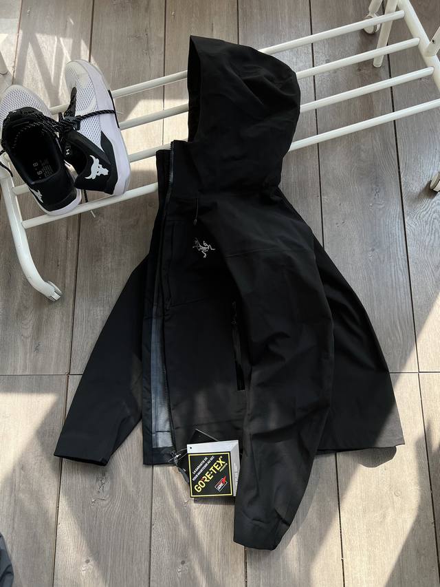 始祖鸟家20Ss秋冬新款全天候软壳冲锋衣，春季王炸款！两侧压胶防水拉链设计！内里绒面保暖和透气性超好今年它家最新的设计鸟家Gore-Tex防水透气抓绒软壳连帽冲