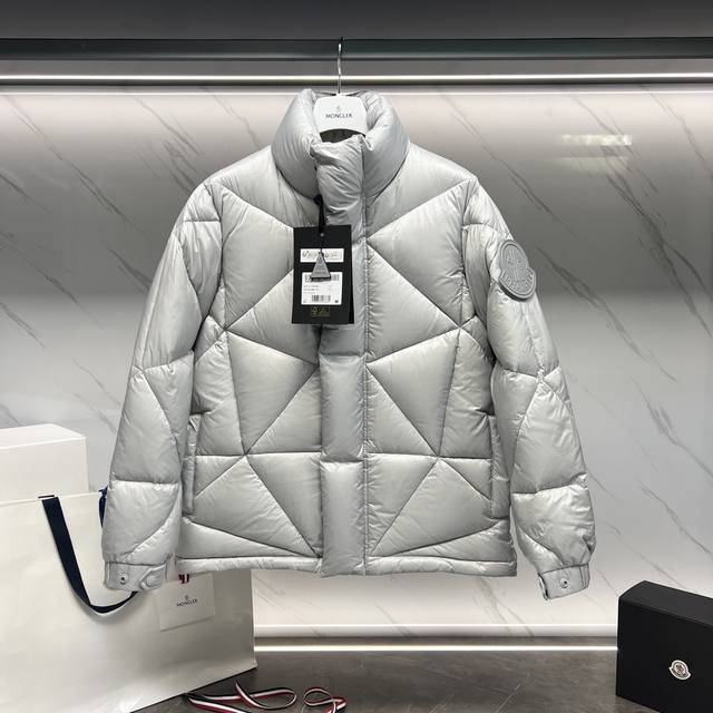 特级羽绒Moncler X Pharrell Williams冬季新品 Oak男女款短款羽绒服夹克外套 菲董联名推送 Oak短款羽绒夹克是Moncler X P