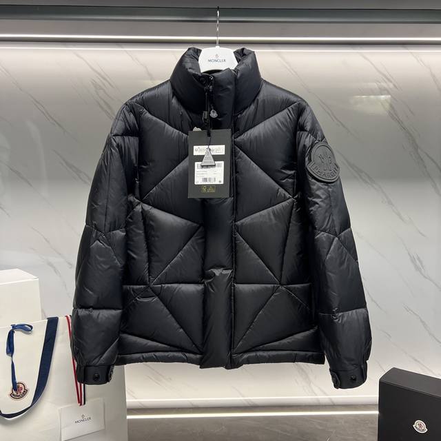 Moncler X Pharrell Williams冬季新品 Oak男女款短款羽绒服夹克外套 菲董联名推送 Oak短款羽绒夹克是Moncler X Pharr