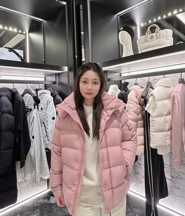 特价 2码 不退换注：即将上市 Moncler 新品 Maya 70冬季羽绒服夹克外套.干枯玫瑰粉.中国限定白.火的一塌糊涂.反季柜台都是要抢的爆款标志性的Mo