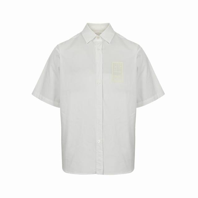 Gucci 古驰 24Ss 方框G字母压胶短袖衬衫采用定制面料制作而成，官方同款，面料经过同缸染色工艺处理，手感舒适柔软，既时尚又具有个性，无论男女都非常合适，