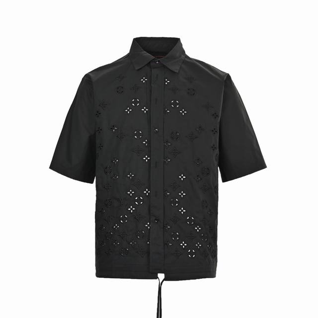 Louis Vuitton 路易威登 25Ss 老花刺绣镂空短袖衬衫Lv新款短袖衬衫取材顺滑棉质府绸，依托英式刺绣工艺为 Monogram 花卉融入色调，与散落