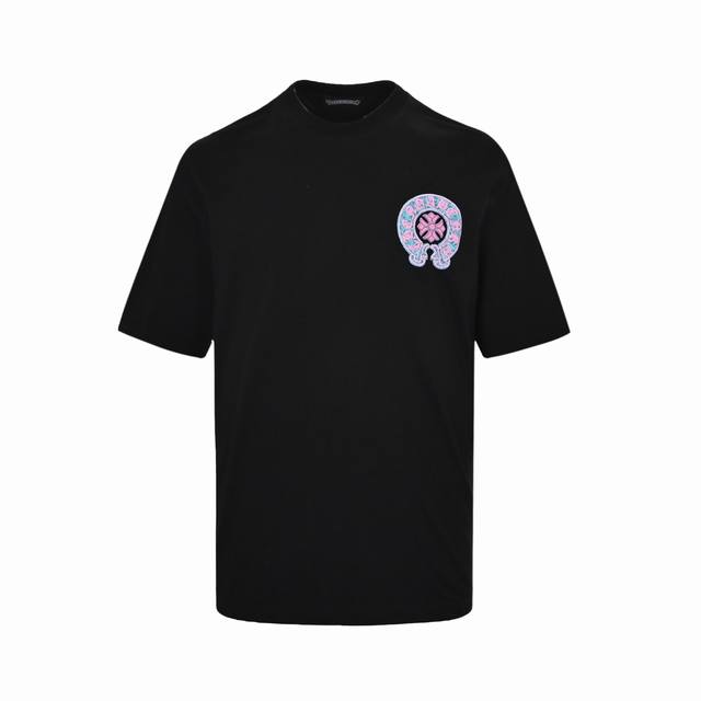 Chrome Hearts 克罗心 卷轴梵文发泡印花短袖面料采用280克重精梳棉，定制32支1*1螺纹，成衣两遍水洗处理，面料舒适亲肤无异感，定制定染面料，纺织