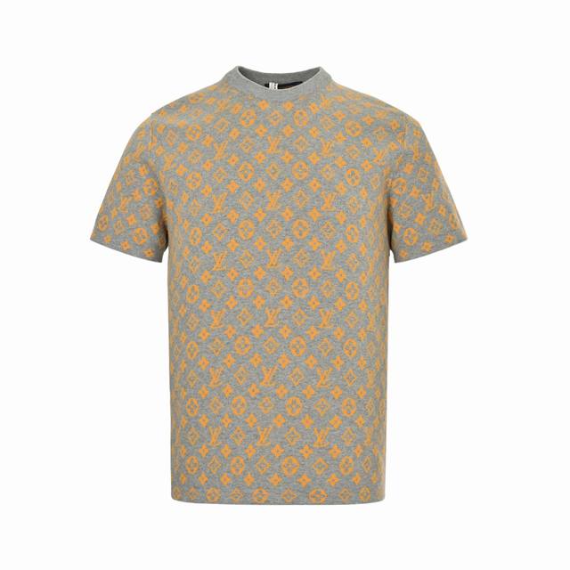 Louis Vuitton 路易威登 25Ss 满印老花Logo针织短袖本款圆领衫取材柔软棉布，可为夏日造型注入缤纷活力。全幅Monogram Glow提花与素