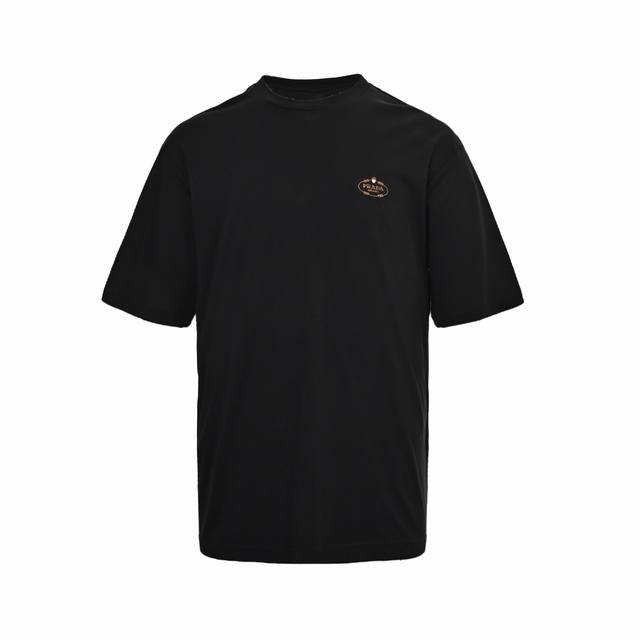 Prada 普拉达 25Ss 胸口刺绣贴布徽标短袖采用230克双股定制面料，胸口刺绣贴布徽标，采用进口专机红外线定位，位置精准，牢固结实，面料都经过浇洗，手感质
