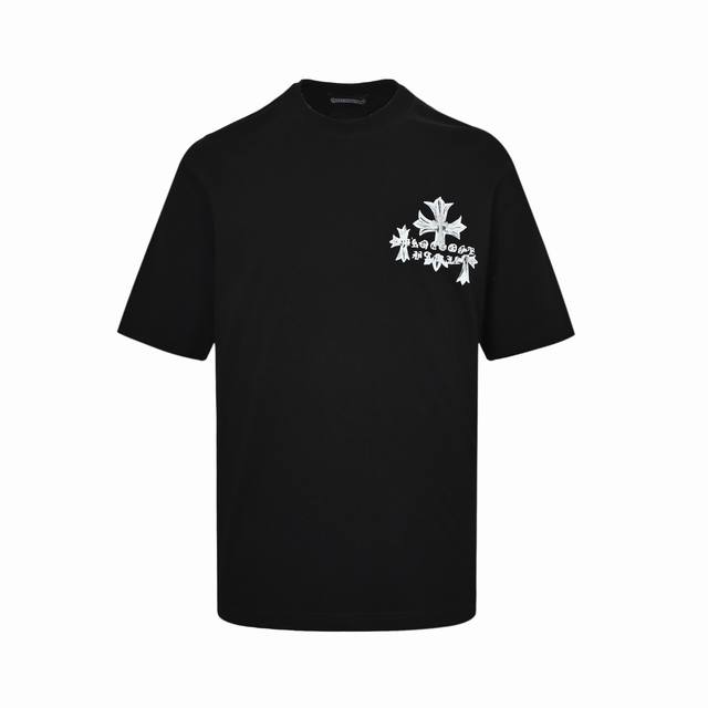 Chrome Hearts 克罗心 25Ss 梵文十字架手绘做旧印花短袖面料采用280克重精梳棉，定制32支1*1螺纹，成衣两遍水洗处理，面料舒适亲肤无异感，定