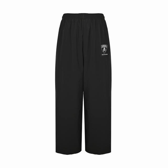 Balenciaga 巴黎世家 25Fw 兰博基尼刺绣长裤此次联名结合巴黎高端时尚与义大利跑车设计，呈现融合速度与工程美学的奢华服饰整套绣花采用百灵达绣花机，绣