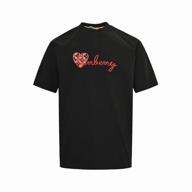 Burberry 巴宝莉 25Ss 情人节限定爱心刺绣短袖面料采用高端冰感索罗娜面料，采用进口绣花机器特殊绣花 上身效果宽松休闲，百搭款，三标齐全 ，男女同款