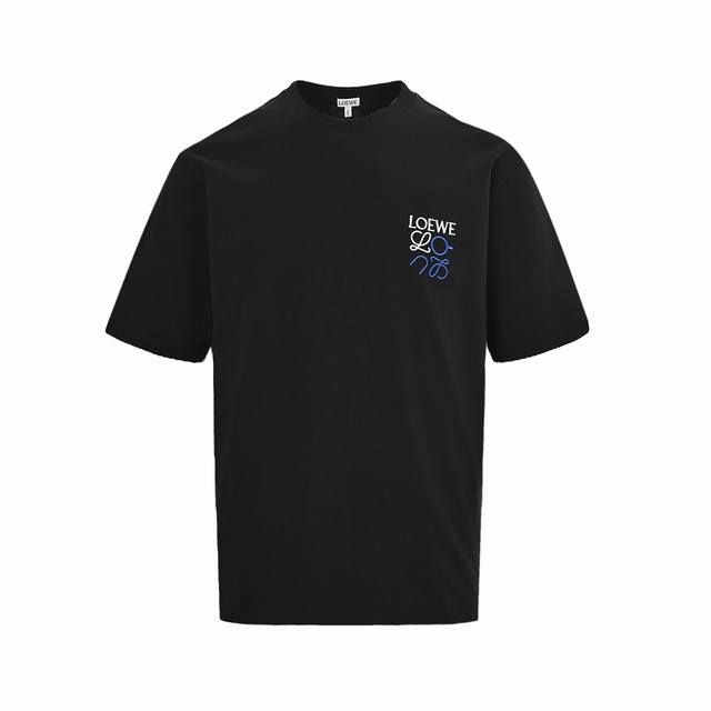 Loewe 罗意威 25Ss 昂跑联名刺绣徽标短袖简约清新风格，彰显出高品格的气质，采用230G 32织双纱面料，面料厚实柔软亲肤，松软细腻着身感更舒适透气，手