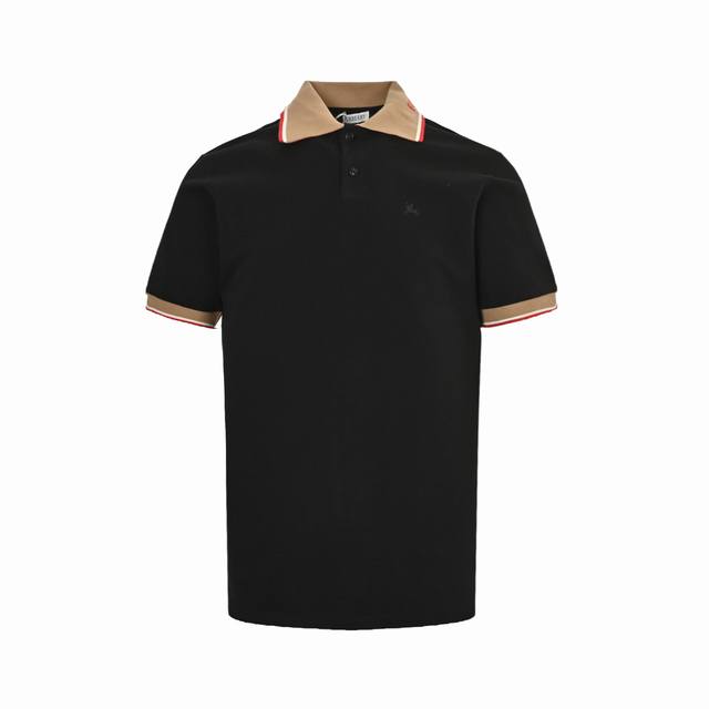 Burberry 巴宝莉 25Ss 战马刺绣领口提花Polo短袖原版定制200G全棉朱地布料，螺纹染色原版一致。灵感来自经典字母系列。草写图案设计重新演绎经典的