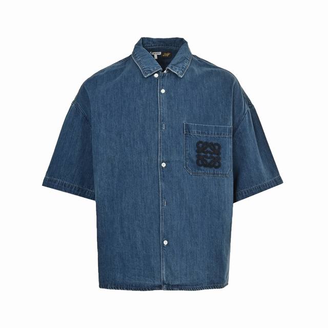 Loewe 罗意威 25Ss 绣花口袋牛仔短袖衬衫定制云感水韵棉质丹宁绸，采用进口机水溶刺绣工艺，完成刺绣后，通过水洗的方式将水溶性材料溶解去除，呈现边缘毛绒质