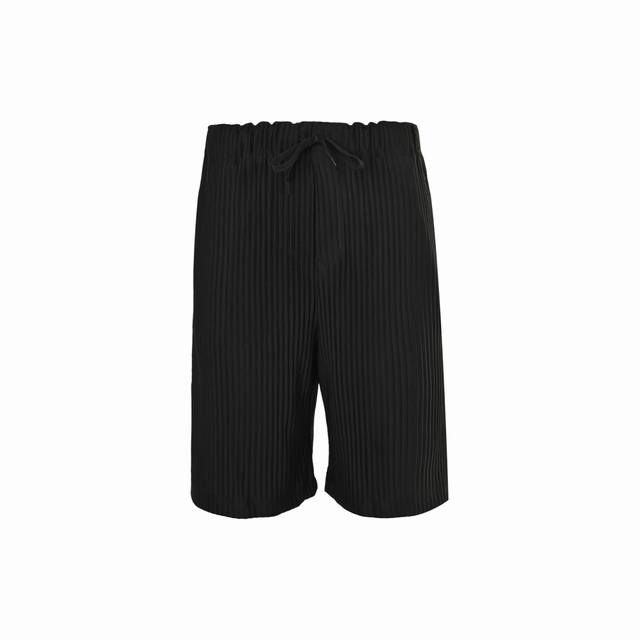 三宅一生 24Ss 褶皱短裤三宅产品最艰就是追求细节，平平无奇的产品，讲究了众多细节，杜邦的哑光涤纶定织原版一致的面料，还原版型是要经过了多次的修改，每一款产品