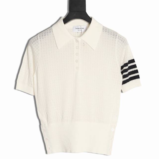 Thom Browne Tb 汤姆布朗 重工麻花黑杠Polo短袖T恤上衣穿搭起来 氛围感拉满 上衣面料麻花纹针织弹力大 面料柔软舒适 很减龄哦 韩里韩气的 不挑