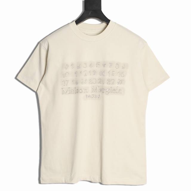Maison Margiela 马吉拉 25Ss 阴影字母刺绣短袖T恤定制 克全棉双纱硬挺面料 布面干净 布纹清晰 手感非常细腻扎实 更加力挺 舒适透气不易变形