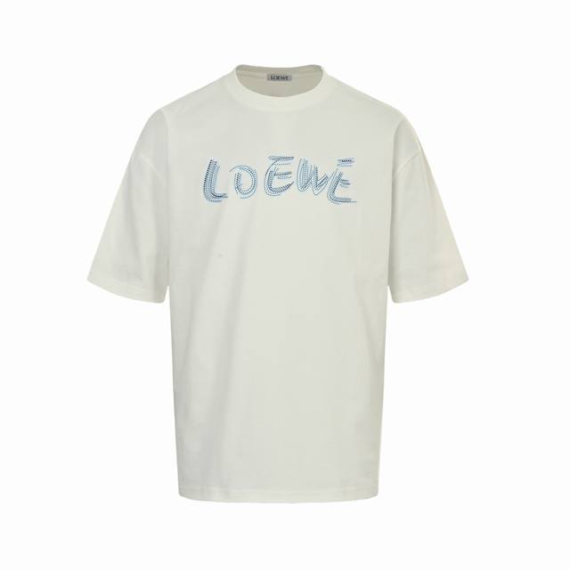 Loewe 罗意威 25Ss 虚线四叶草印花短袖面料采用定制280G 32支特滑双股精棉平纹高密无尘全棉布料。前幅高密度加厚，走线平整，代工品质，全套定制辅料。