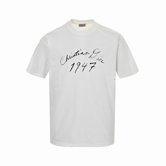 Dior 迪奥 24Ss 1947签名字母印花短袖纯棉双纱面料，柔软实厚采用高清数码印花，久穿不掉，宽松版型不挑人Size:Xs-L