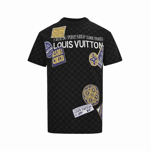 Louis Vuitton 路易威登 25Ss 行李标签棋盘格提花针织短袖Lv Damier 短袖圆领衫 独家本款短袖圆领衫追随本系列的横越大西洋之旅，借鲜明元