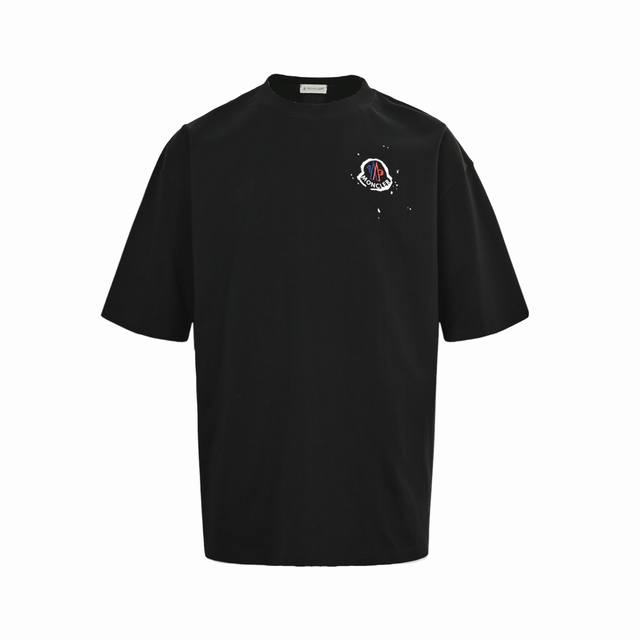 Moncler 蒙口 25Ss 涂鸦小标印花短袖面料采用定制240G 26支特滑双股精棉平纹高密无尘全棉布料。前幅高密度加厚，走线平整，代工品质，全套定制辅料。