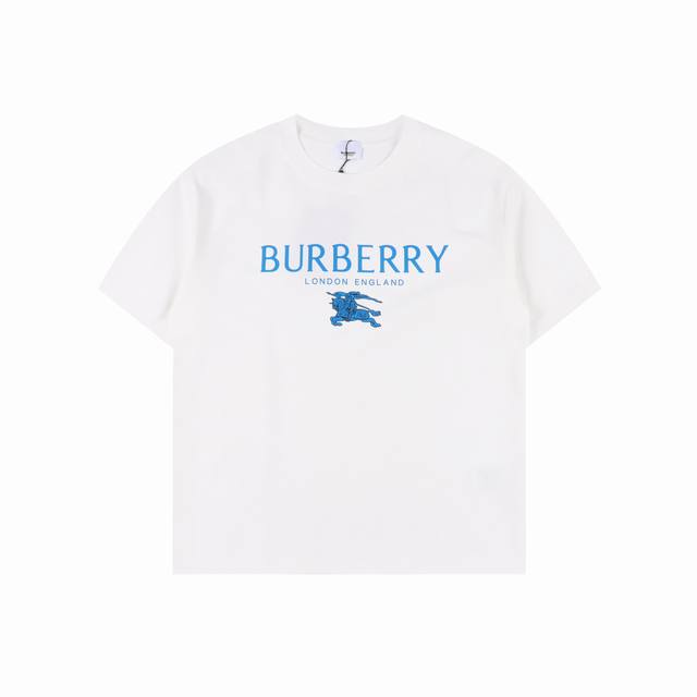 Burberry 巴宝莉 25Ss 小战马短袖T恤面料采用定制280G 32支特滑双股精棉平纹高密无尘全棉布料。前幅高密度加厚，走线平整，代工品质，全套定制辅料